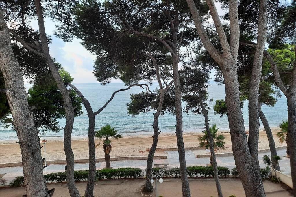 Apartamento con piscina, en primera línia de mar. Cambrils Exterior foto